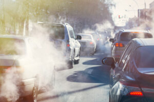 Autos im Strassenverkehr, Abgaswolken. Bildrechte Nady-stock.adobe.com
