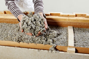 Hände halten Dämmwolle aus Cellulose. Bildrechte Ingo-Bartussek-stock.adobe.com