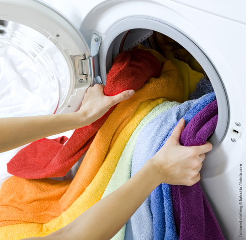 Waschmaschine mit bunter Kleidung (c)