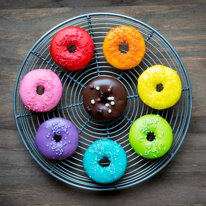 Donuts © RuthBlack/stock.adobe.com Bunte Donuts auf einem runden Gitter Bildquelle: RuthBlack - stock.adobe.com