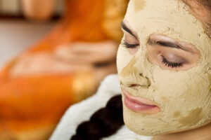 Frau mit Gesichtsmaske aus Heilerde. Bildquelle: Racle-Fotodesign-stock.adobe.com