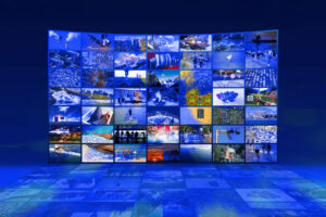 Große Multimedia-Videowand mit Breitbild-Web-Streaming Media TV. Bildquelle smuki -stock.adobe.com