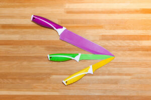 3 bunte messer vor Holzhintergrund. Bildquelle: Sergey Terekhov - stock.adobe.com