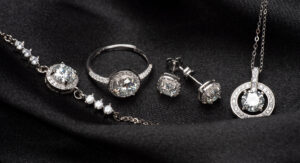 Rhodinierter Silberschmuck. Bildquelle: Tkachenkoproduction - stock.adobe.com