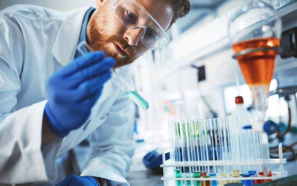 Chemiker im Labor. Bildquelle: NDABCREATIVITY -stock.adobe.com