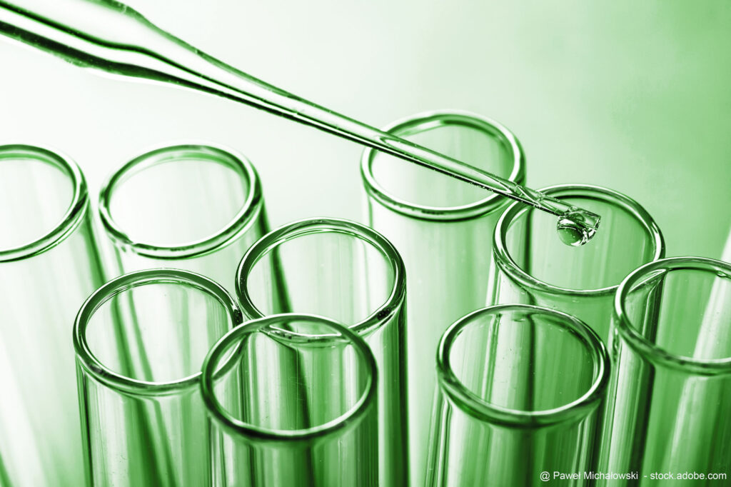 Pipette-Tropfen-Reagenzglaeser-gruen. Bildquelle Paweł-Michałowski - stock.adobe.com