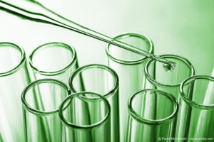 Pipette-Tropfen-Reagenzglaeser-gruen. Bildquelle Paweł-Michałowski - stock.adobe.com